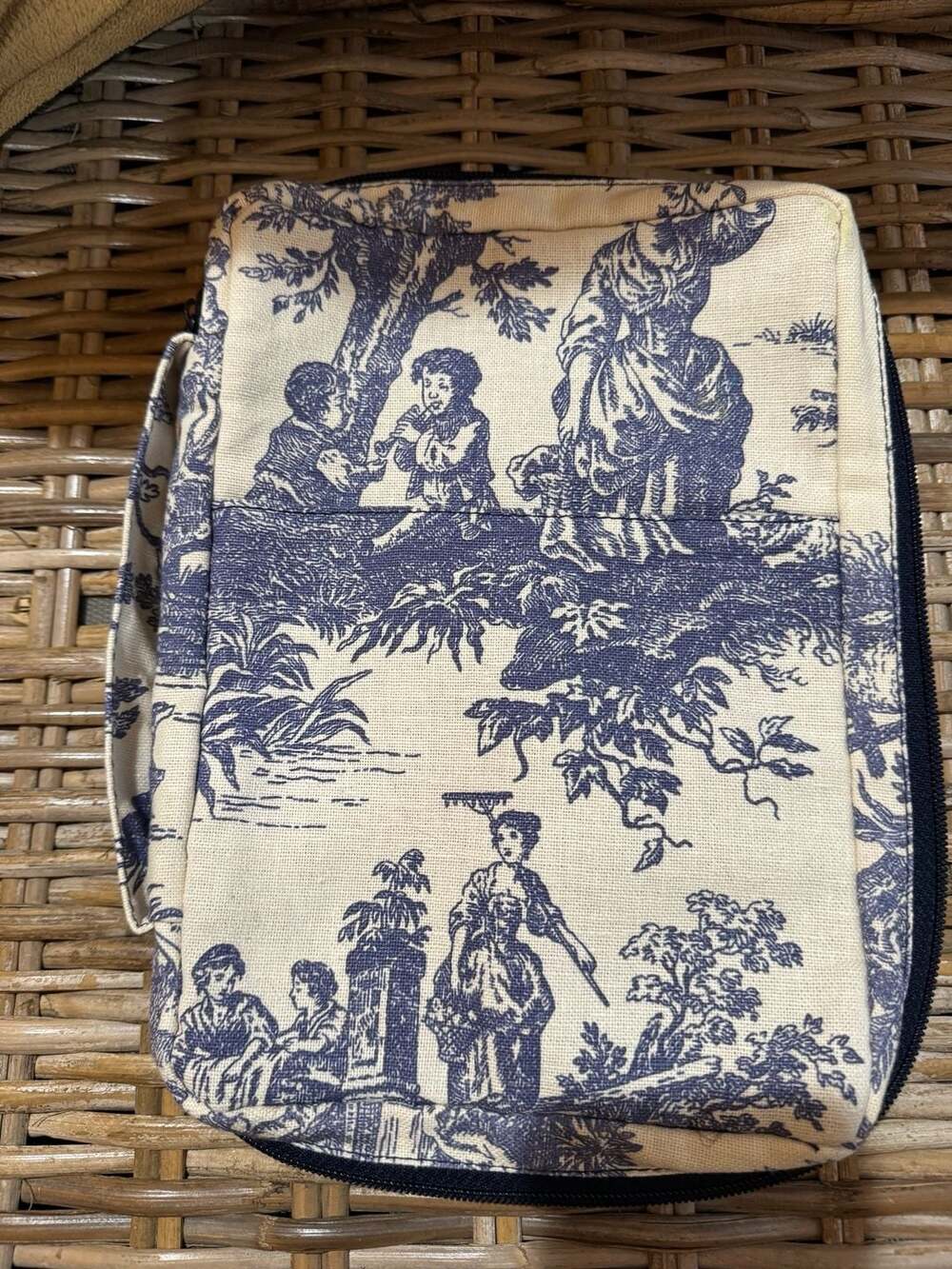 IGC Inspirational Gift Company Blue and White Toile Print Bible Cover XL